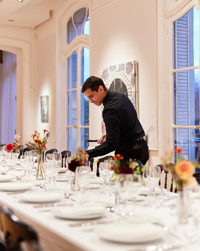 Services complémentaires traiteur - maître d'hôtel fleuriste et matériel Paris