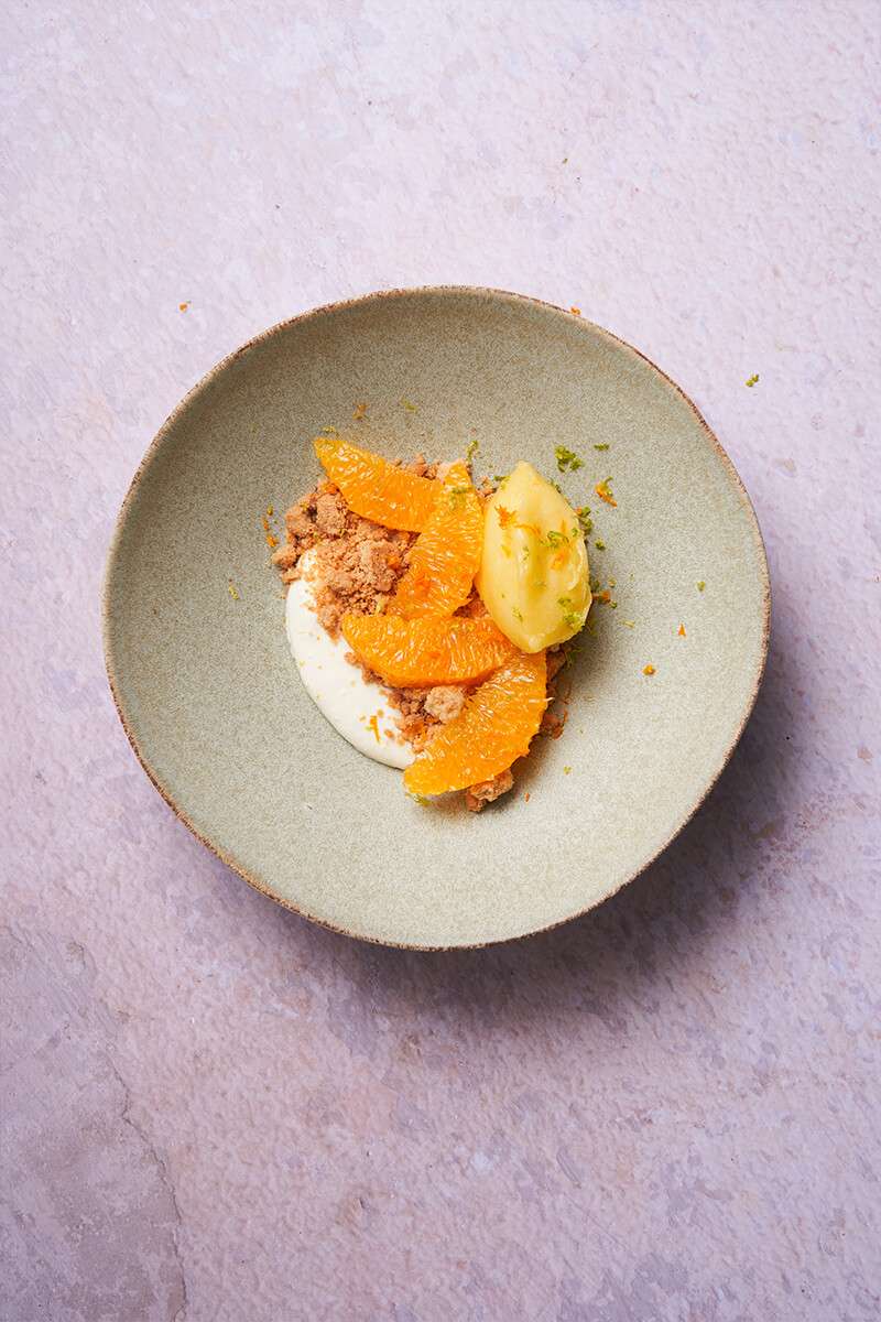 Repas assis tablée traiteur - service gastronomique mariage Paris